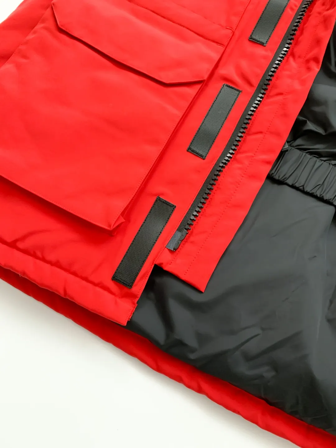 P780 Fake model pictures were taken at home. Colleagues please do not pass them off as stolen pictures! Style number: Y60-🇨🇦CANADA GOOES 24 new styles 08 styles/couple styles Factory direct supply: supplying global purchasing agents, micro-businesses, entities, Tmall, high-end stalls and studio cooperation, free shipping! Canada Goose Expedition Parka 2008 is the same style for men and women. It is mid-length and the most timeless classic. All Arctic and Antarctic scientific expedition teams choose Canada Goose as their cold-proof equipment. It is the Rolls-Royce of down jackets. ➖ Industry-leading anti-counterfeiting chip sensing. ➖ Imported Behringer embroidery machines and customized embroidery labels, the highest level and industry leading. ➖ Imported Korean 21-count polyester-cotton blended original fabric, TC85 waterproof coated fabric, water-repellent, windproof and wear-resistant. ➖ The new national standard 80 white duck down is filled with an average of 520 grams of down. The amount of down filled is industry-leading. ➖ 100% nylon lining with double double-layer sealing design to prevent velvet running, and seamless thread design on the cuffs! ➖ Western Canadian Green Wolf Collar. ➖ Yoshida YKK provides original factory-customized electroplated sliders. YKK two-way lockable zippers are tight and smooth and do not peel off paint. ➖ 3M composite Velcro is durable and the accessories and hardware are all custom-made. Note: Our copywriting is only simple and clear. Instead of bragging about the copywriting, it is better to compare and understand with samples. Only for the purest goose, the most dedicated, the most professional, the highest quality, the highest cost performance! Color: white red blue gray camouflage navy black SIZE:XS-XXL